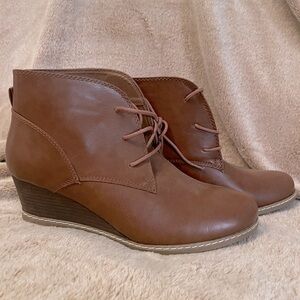 NWOT Pesaro Felicity Brown Wedge Ankle Boots Size 9.5